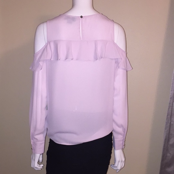 NWT CeCe ruffled cold shoulder top - Picture 4 of 7
